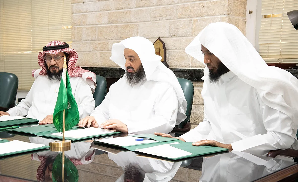 عواد العنزي خلال ترؤسه الاجتماع