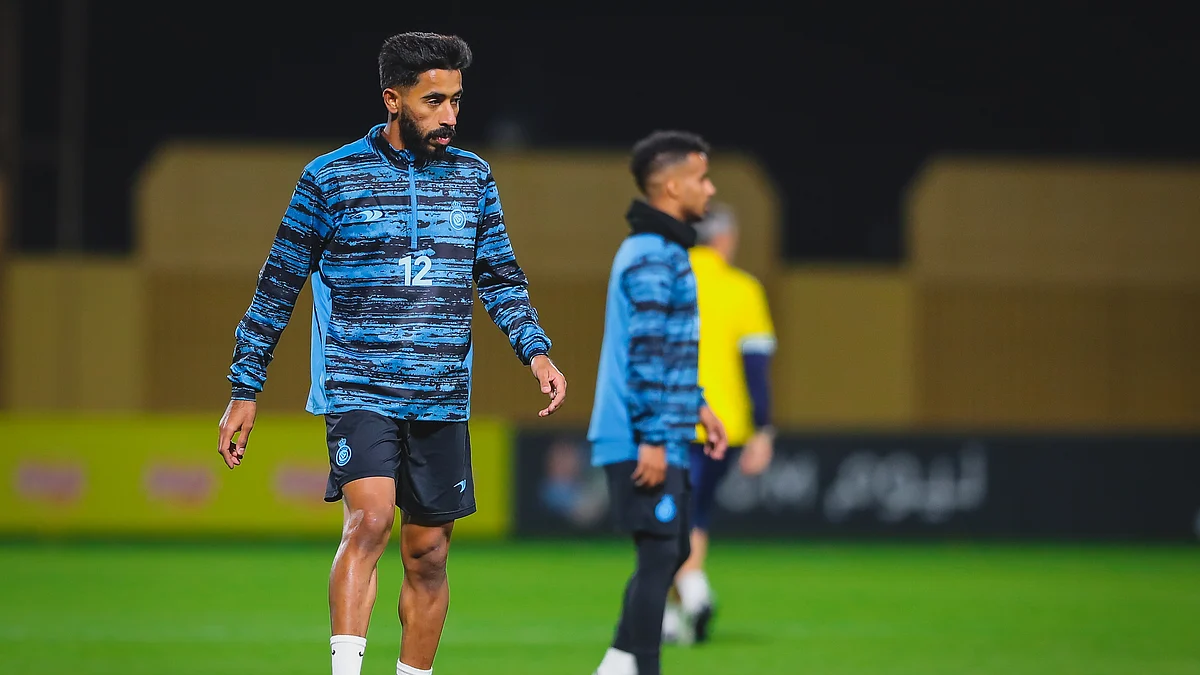 نواف بوشل لاعب نادي النصر خلال التدريبات