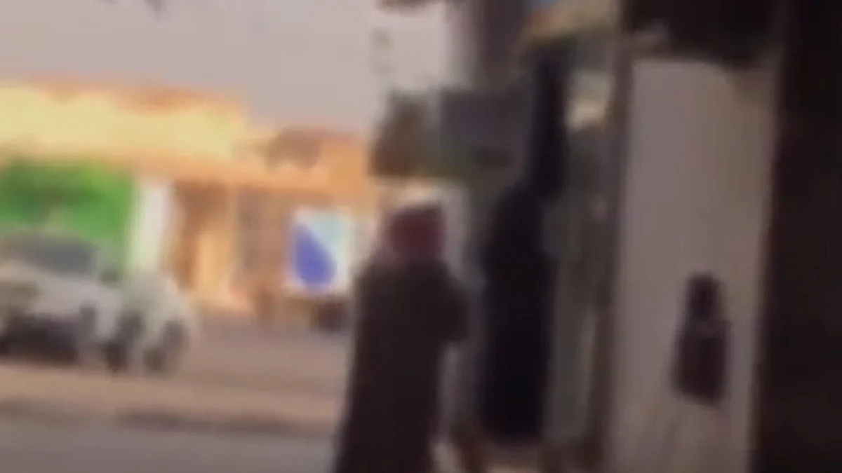 تسوّل واستعطاف المارة أمام المحال التجارية