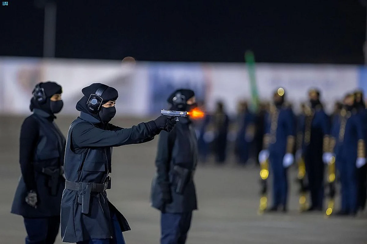 مجندة تستعرض مهارة التصويب خلال حفل التخرج