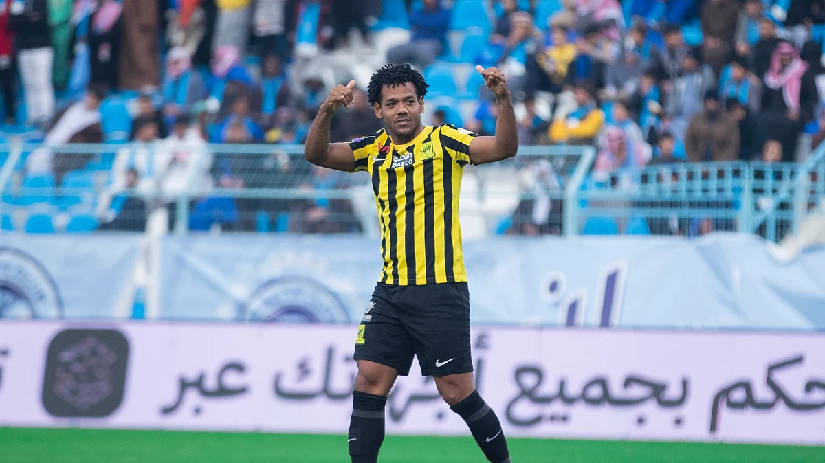 فرحة رومارينهو لاعب الاتحاد بتسجيله هدف في مرمى الباطن