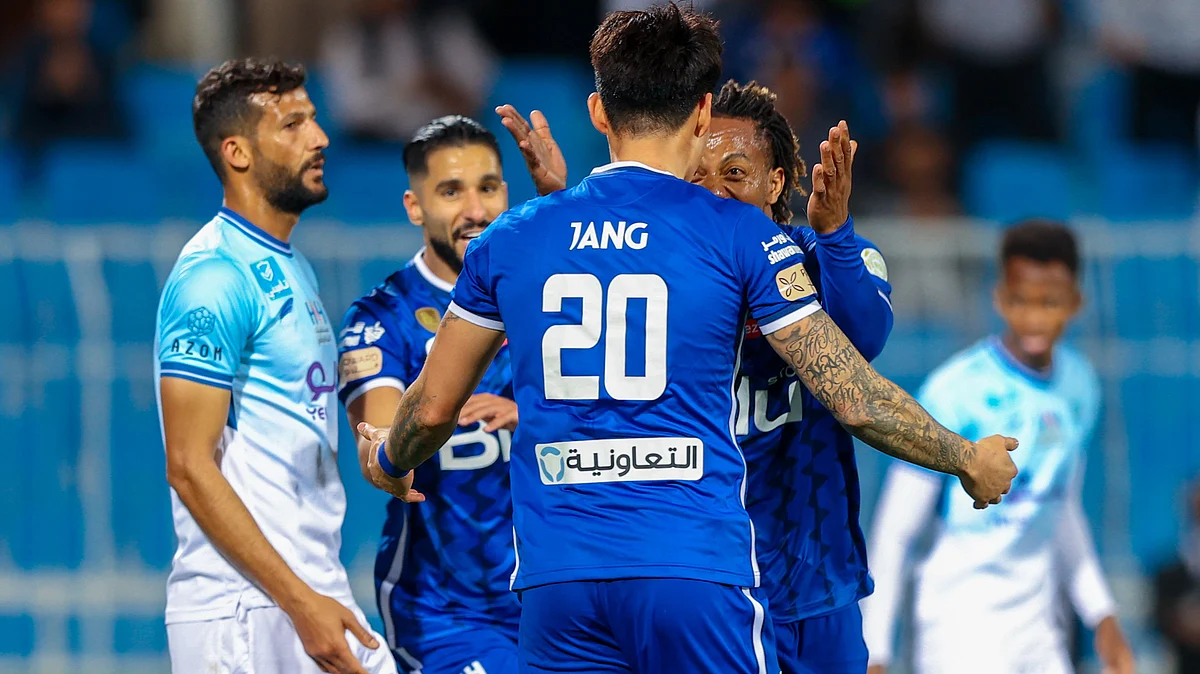 فرحة لاعبي الهلال بتسجيل هدف في مرمى أبها