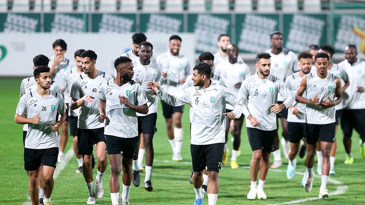 لاعبو الأهلي خلال التدريبات الجماعية