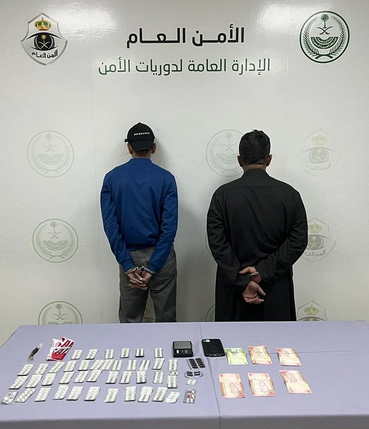 القبض على مواطنَيْن بحوزتهما 415 قرصاً خاضعاً لتنظيم التداول الطبي