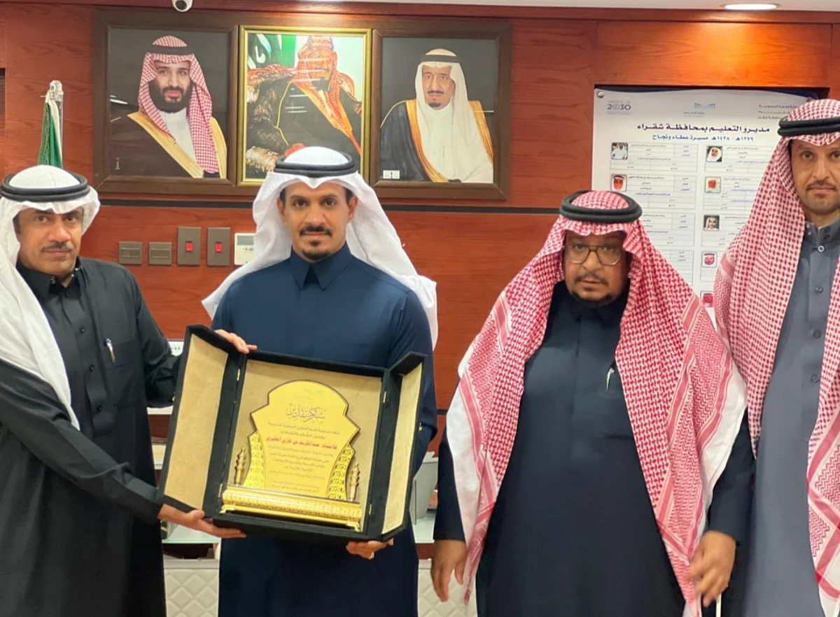 تكريم وكيل مدرسة أنقذ طالب بعدما ابتلع قطعة بلاستيك سدت مجرى التنفس