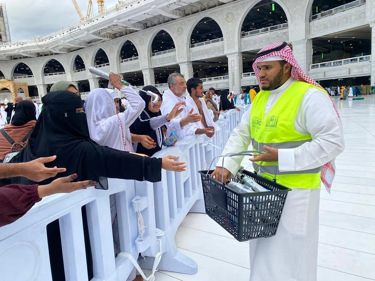 "شؤون الحرمين" توزّع المظلات على المعتمرين والزوار والعاملين بالمسجد الحرام