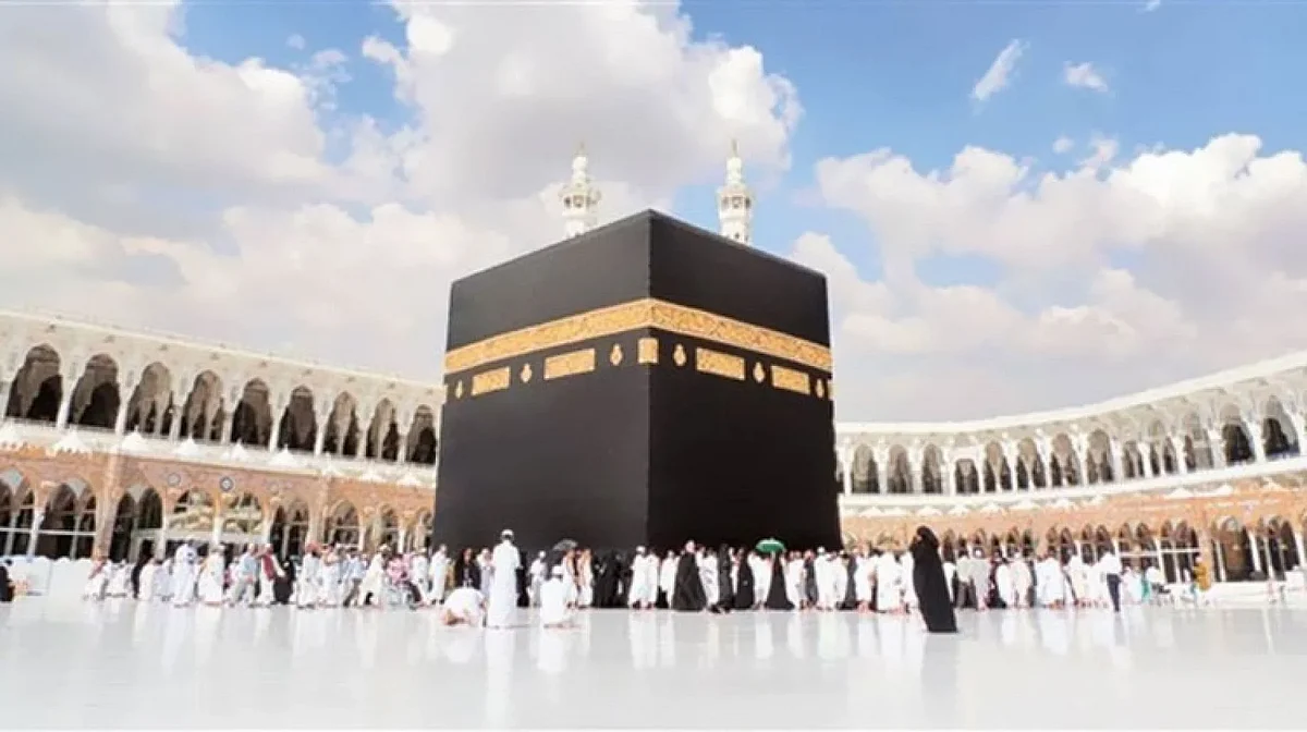 وسط منظومة خدمية متكاملة.. أكثر من نصف مليون مصلّ يؤدون الجمعة بالحرم المكي