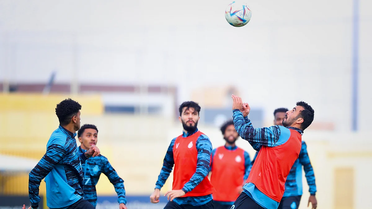 جانب من تدريبات لاعبي النصر