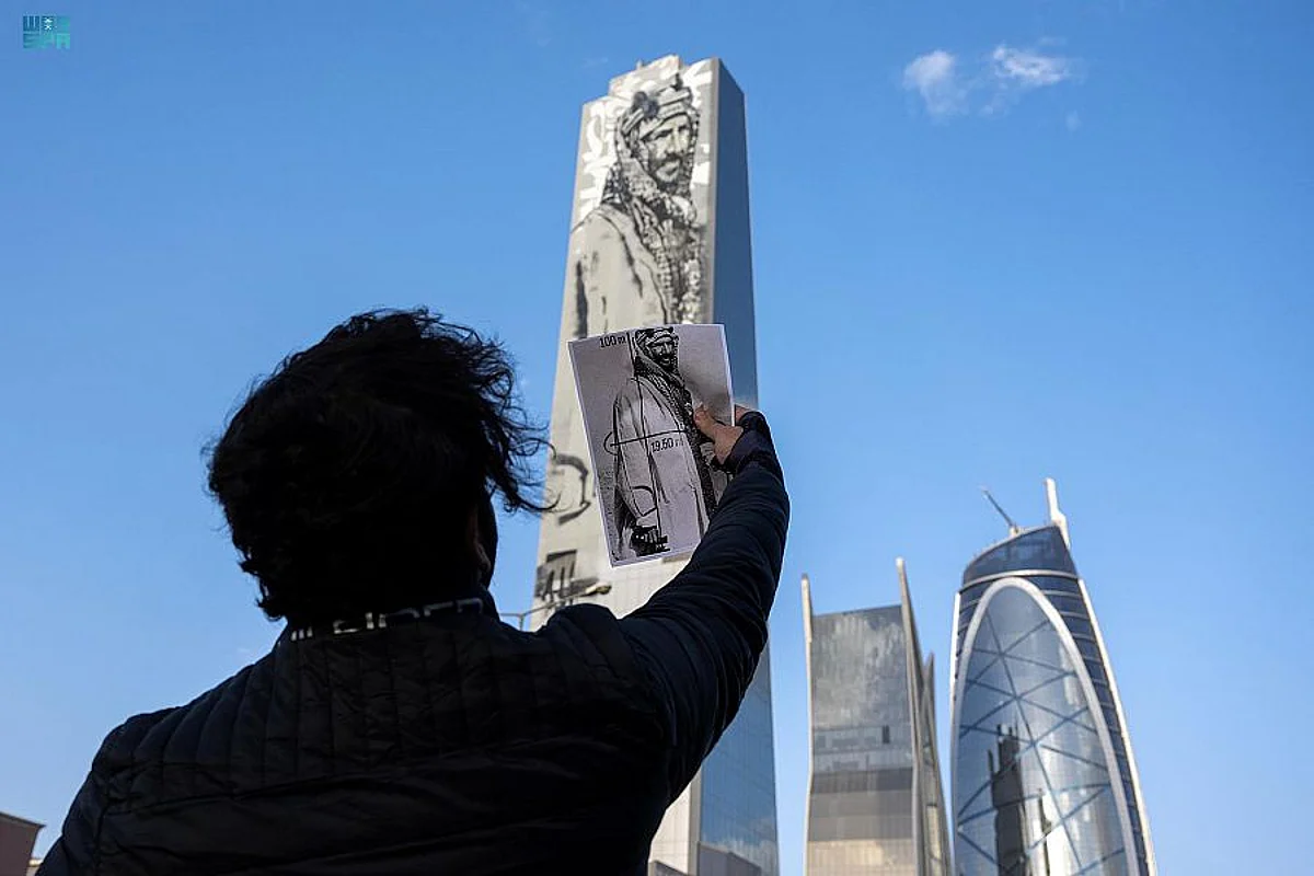 فنان تشكيلي يُبدع برسم أكبر جدارية للملك عبدالعزيز.. تفاصيل تأسر الناظرين