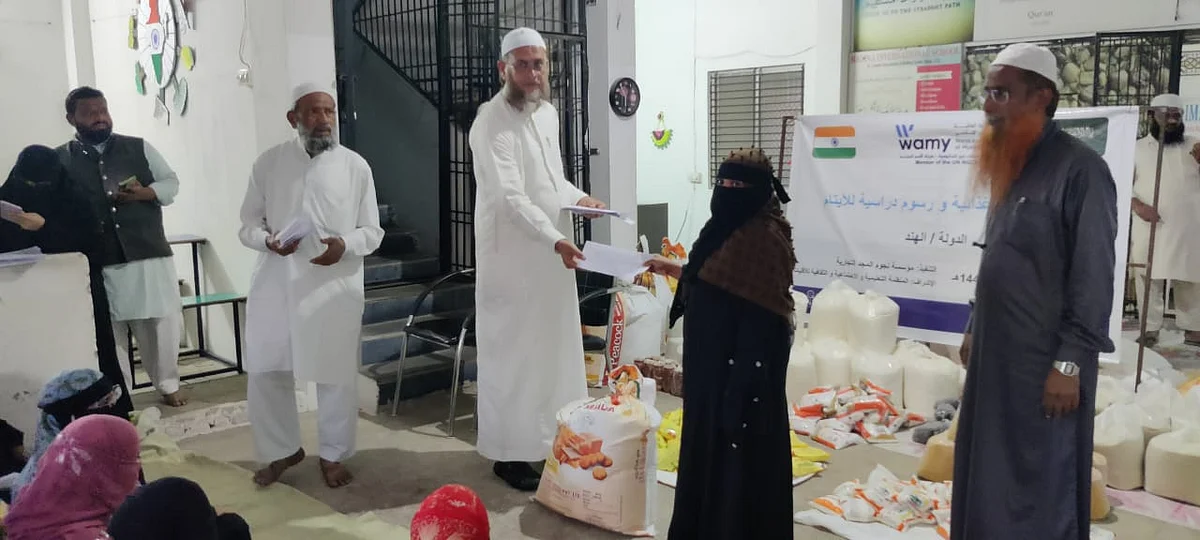 "الندوة العالمية" توزع السلال الغذائية على الأيتام في الهند