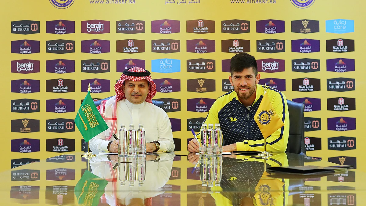 رئيس ناي النصر مسلي آل معمر والحارس الأرجنتيني أوغيستن سوي