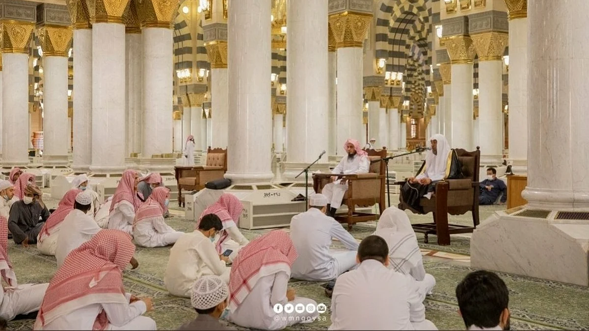 جانب من حلقات العلوم القرآنية بالمسجد النبوي
