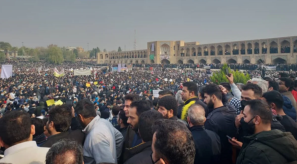 إيران.. مقتل عنصر أمني برصاص مسلحين خلال احتجاجات في أصفهان