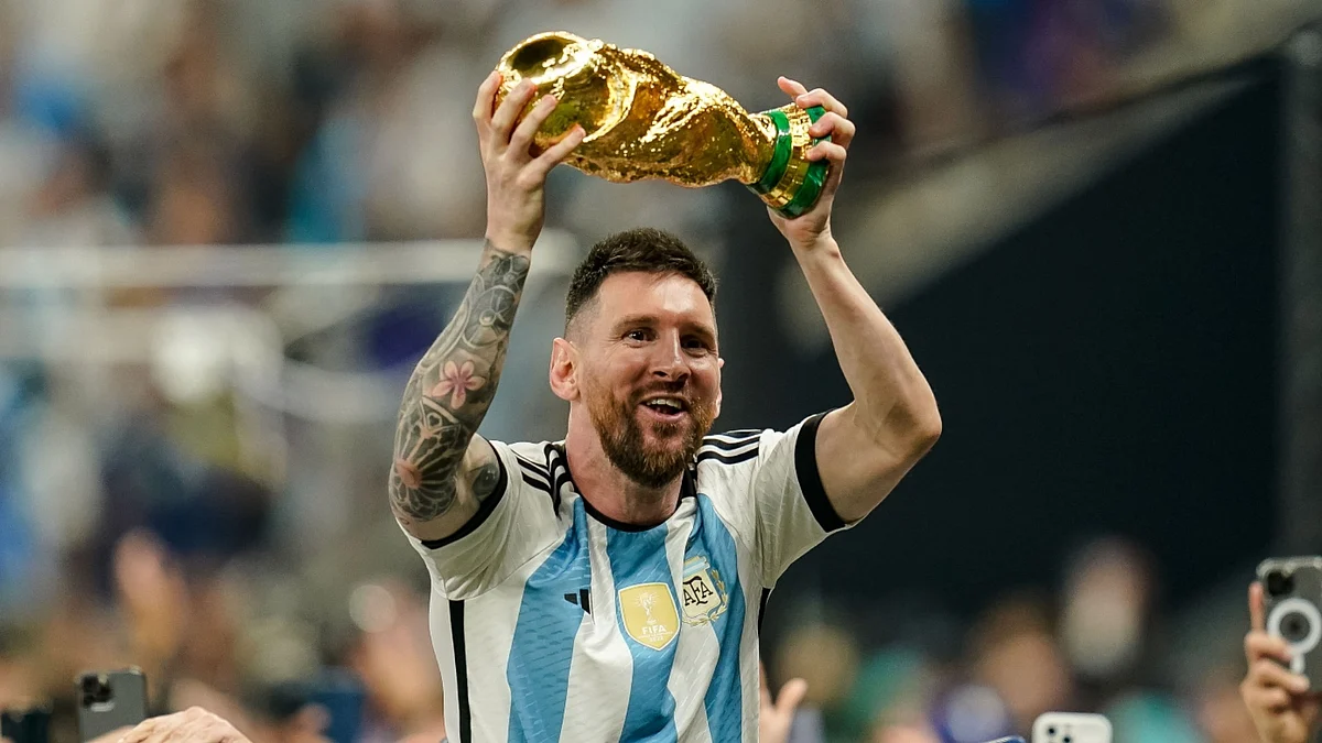 ليونيل ميسي يحمل كأس العالم