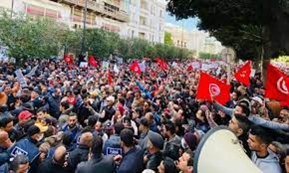 تونسيون يتظاهرون في شارع بورقيبة