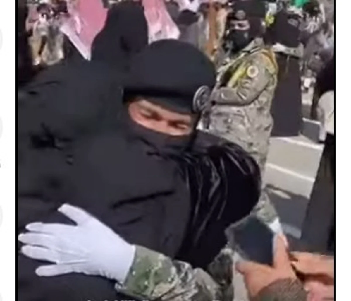 شاهد.. جندية سعودية تتفاعل بعفوية مع احتفال والدتها بتخرجها من دورة عسكرية