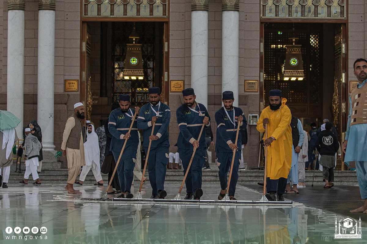وكالة شؤون المسجد النبوي تكثف أعمال التنظيف تزامنًا مع الأمطار