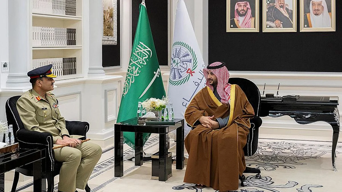 وزير الدفاع الأمير خالد بن سلمان خلال لقائه رئيس أركان الجيش الباكستاني الفريق الأول عاصم منير