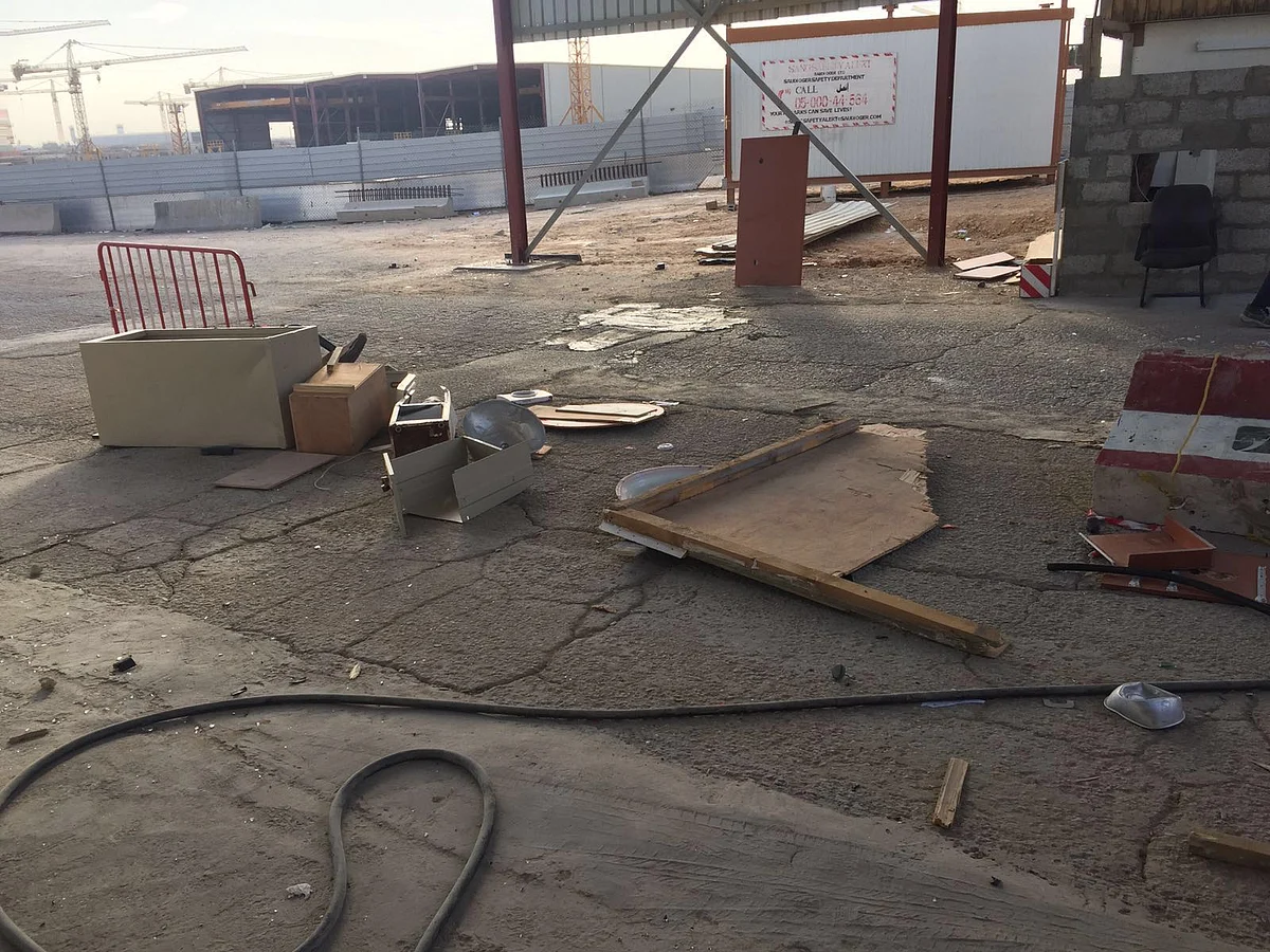 بالصور والفيديو.. إضراب وأعمال تخريب تطال مشروع وحدات سكنية بـ"الرياض"