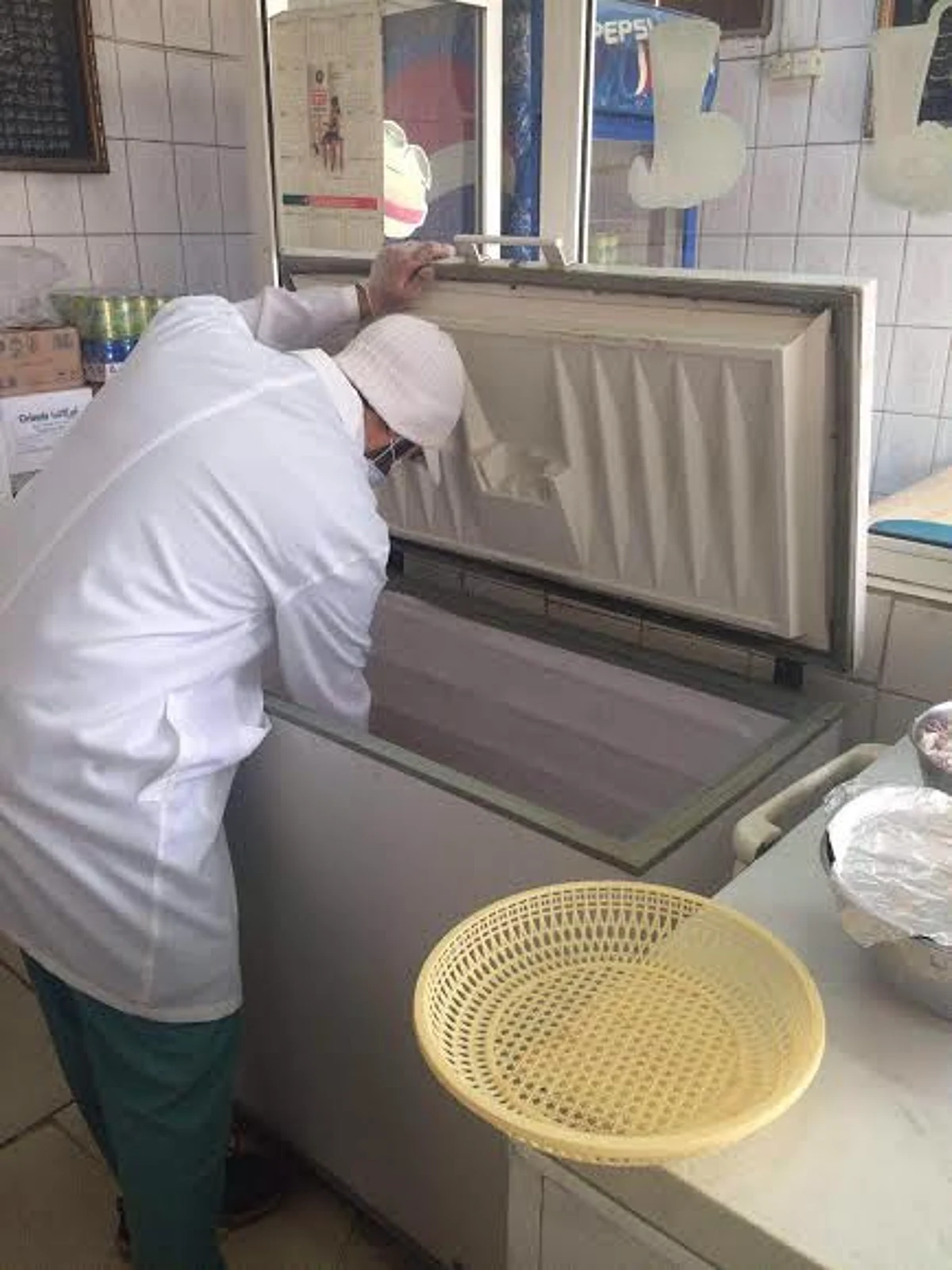 ضبط 320 مطعماً وبوفيهاً بالرياض تحضر أغذية فاسدة لزبائنها