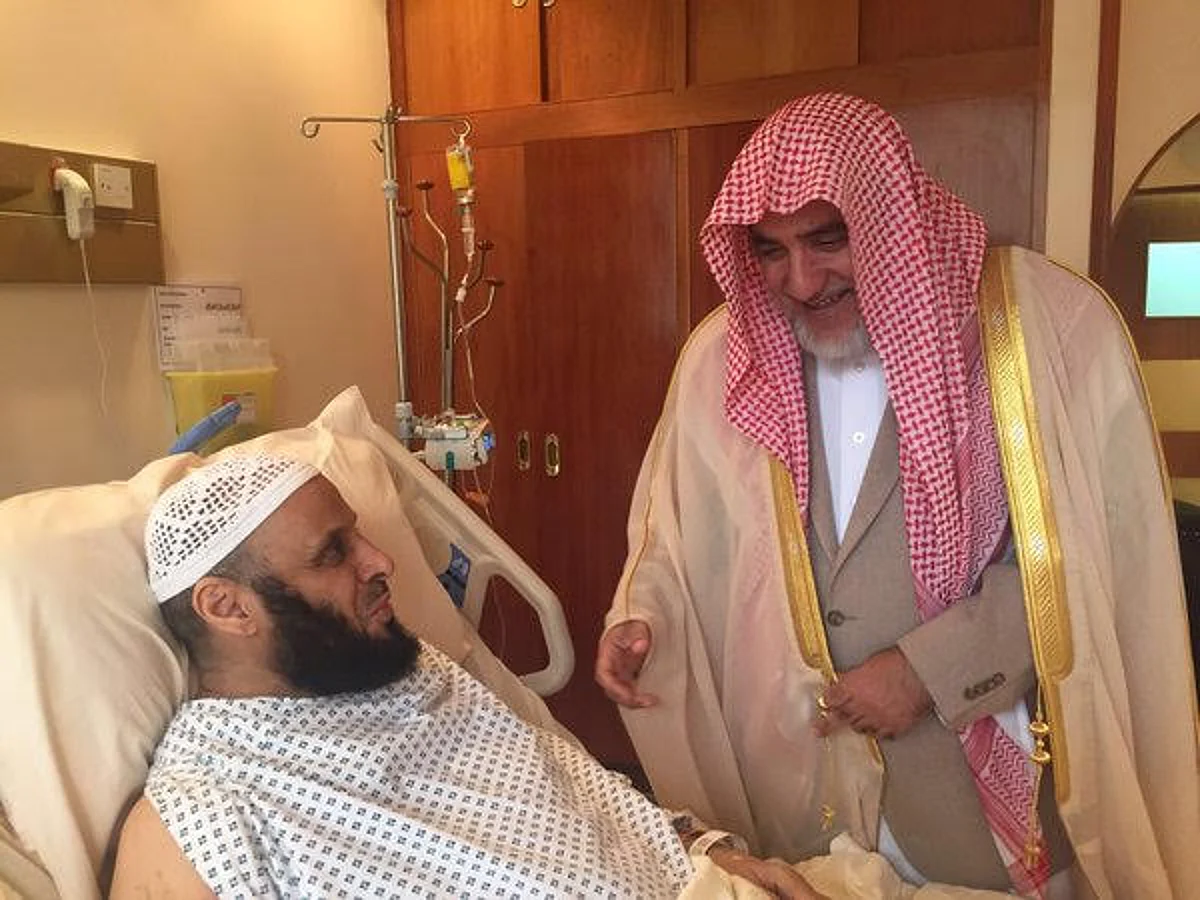 بالصور.. وزير الشؤون الإسلامية يطمئن على صحة "القرني"