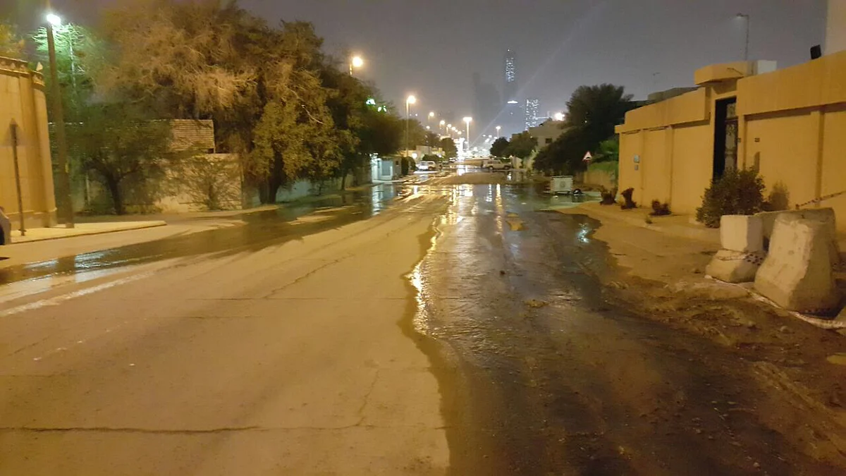 مواطن: عمال يستنزفون المياه وطوارئ "محمدية الرياض" لا تهتم
