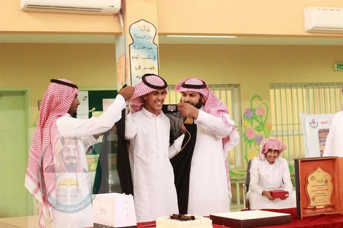 بعد زواج أصغر عريس بالسعودية.. ثانوية بالعلا تحتفل بعقد قران طالب بطريقتها