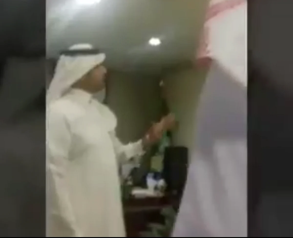 في "البيئة" سكرتير يتهكم على المواطنين.. "ولا تفهمون" تُخرج الوزير مـن مكتبه!