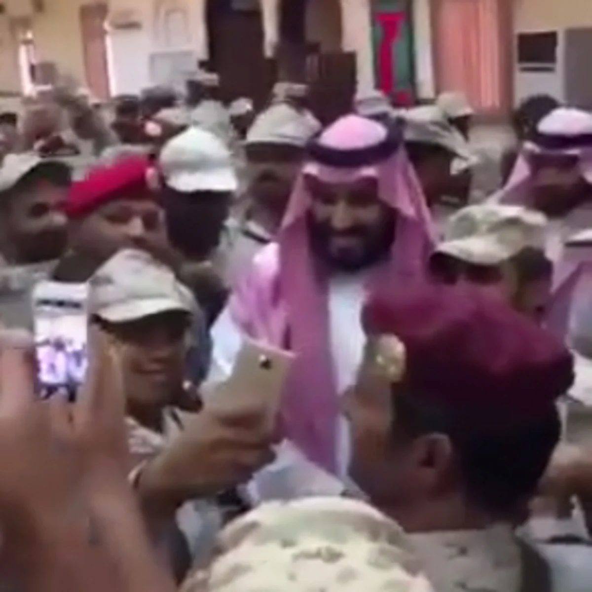 بالفيديو.. محمد بن سلمان يشارك بواسل الحد الجنوبي فرحة العيد