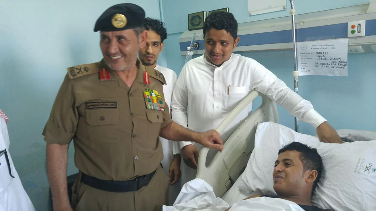 أمير جازان يطمئن على فردين من أمن الطرق تعرضا لحادث مروري