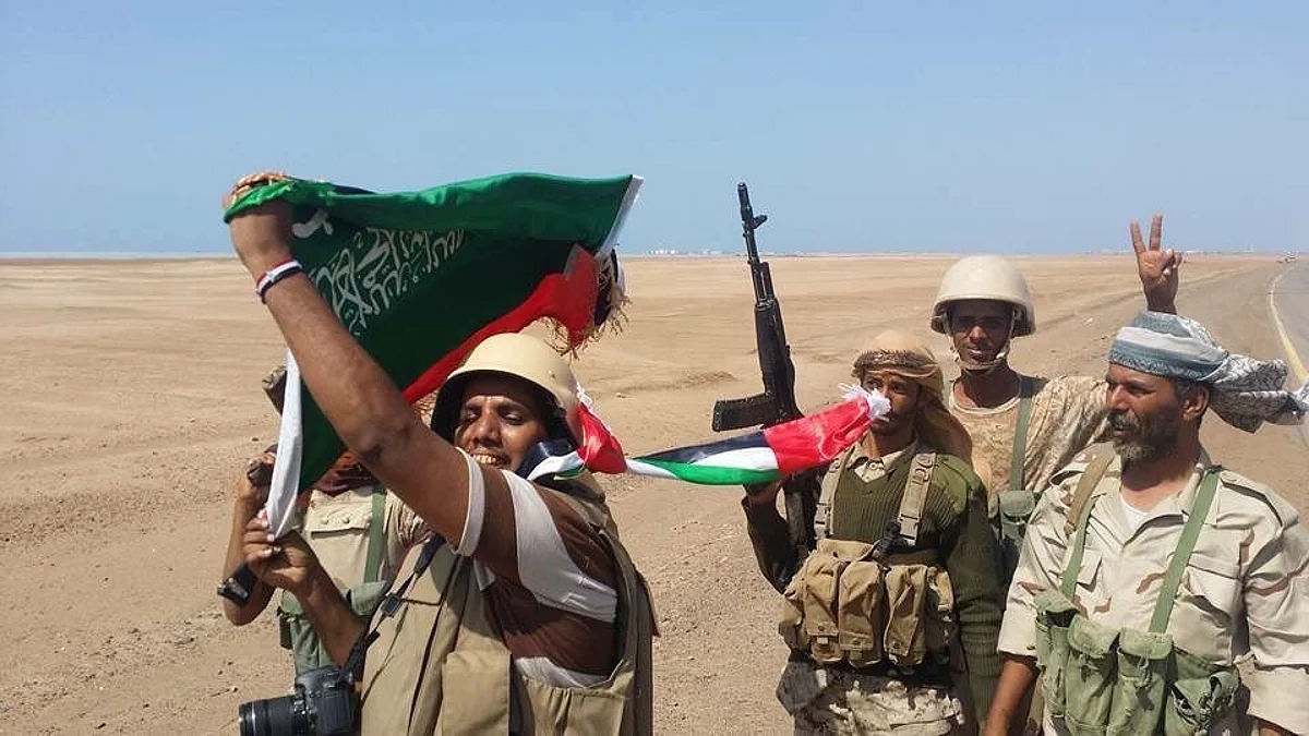 وحدات الجيش اليمني تقتحم معسكر الدفاع الجوي وتتقدم إلى منطقة المحجر