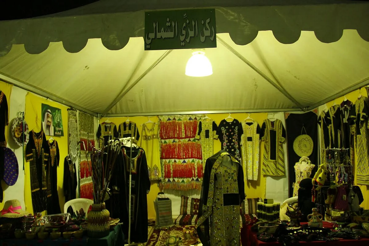 شاهد.."أم راكان" خير سفير لخياطة الزي الشمالي يدوياً بـ"الجنادرية31"