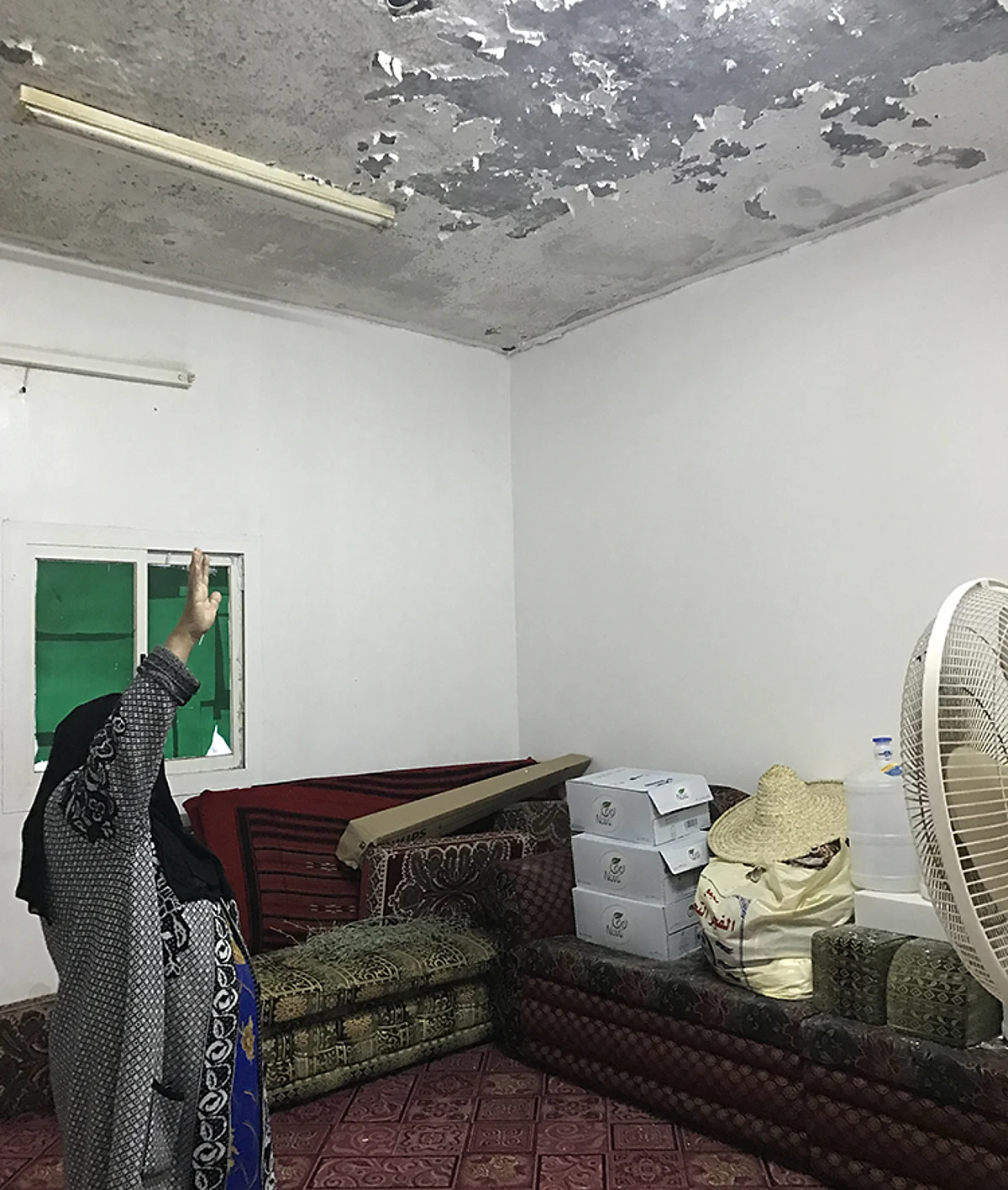 شاهد .. الفقر وغضب الطبيعة يدهمان منزل مسنّة ببلقرن