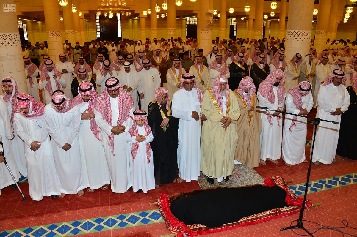 أمير الرياض يؤدي صلاة الميت على والدة الأمير نواف بن سعود بن عبدالعزيز