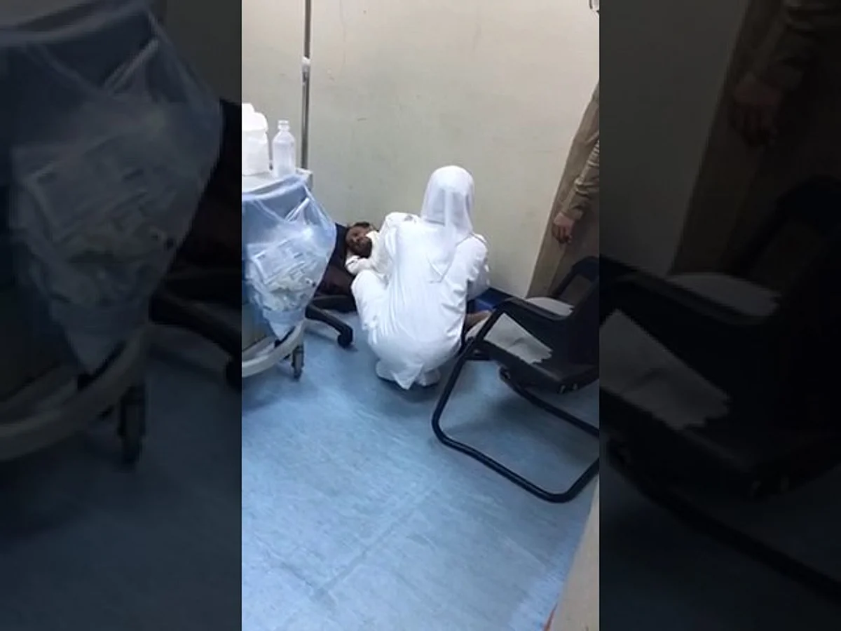 بالفيديو.. مسنٌّ يتلقى علاجه على الأرض بمستشفى "الخميس".. و"الصحة" تعلِّق