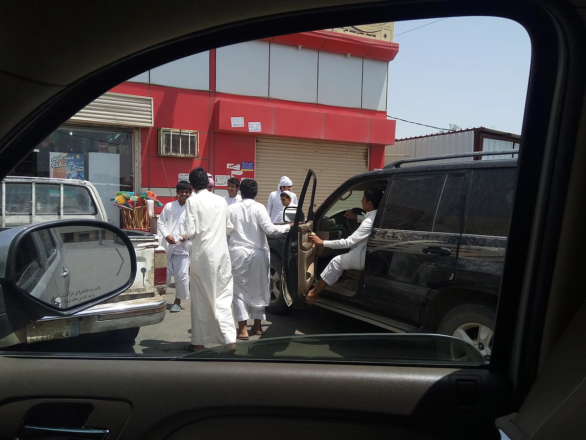نجاة طلاب ومقيمين من "متهوِّر" ارتطمت سيارته بمتجر ظُهْر اليوم
