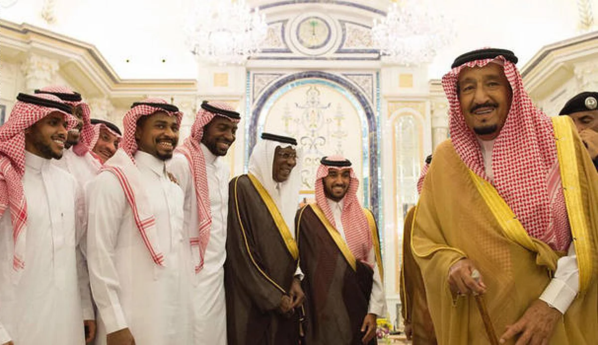 بالفيديو .. الملك سلمان للاعبي المنتخب: "بلعب معكم بعدين"