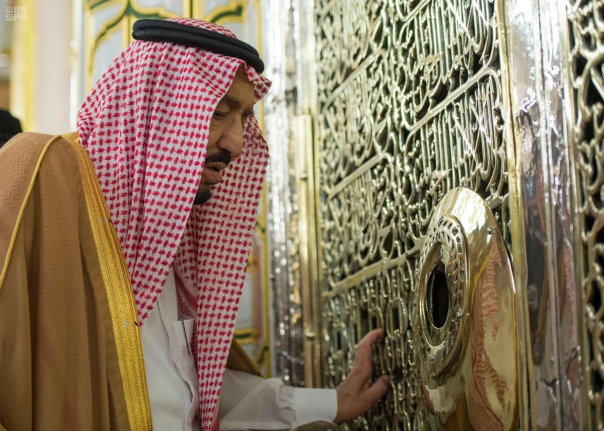بالصور .. خادم الحرمين يصل المدينة المنورة ويزور المسجد النبوي