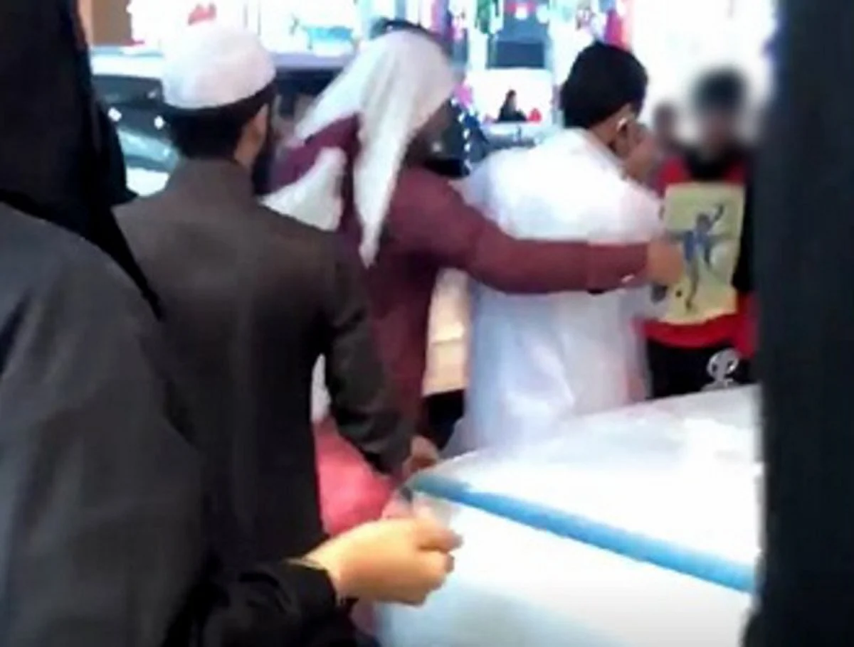 بعد مشاجرة "الفتاة والجوال".. الهيئة تكفّ يد اثنين من أعضائها