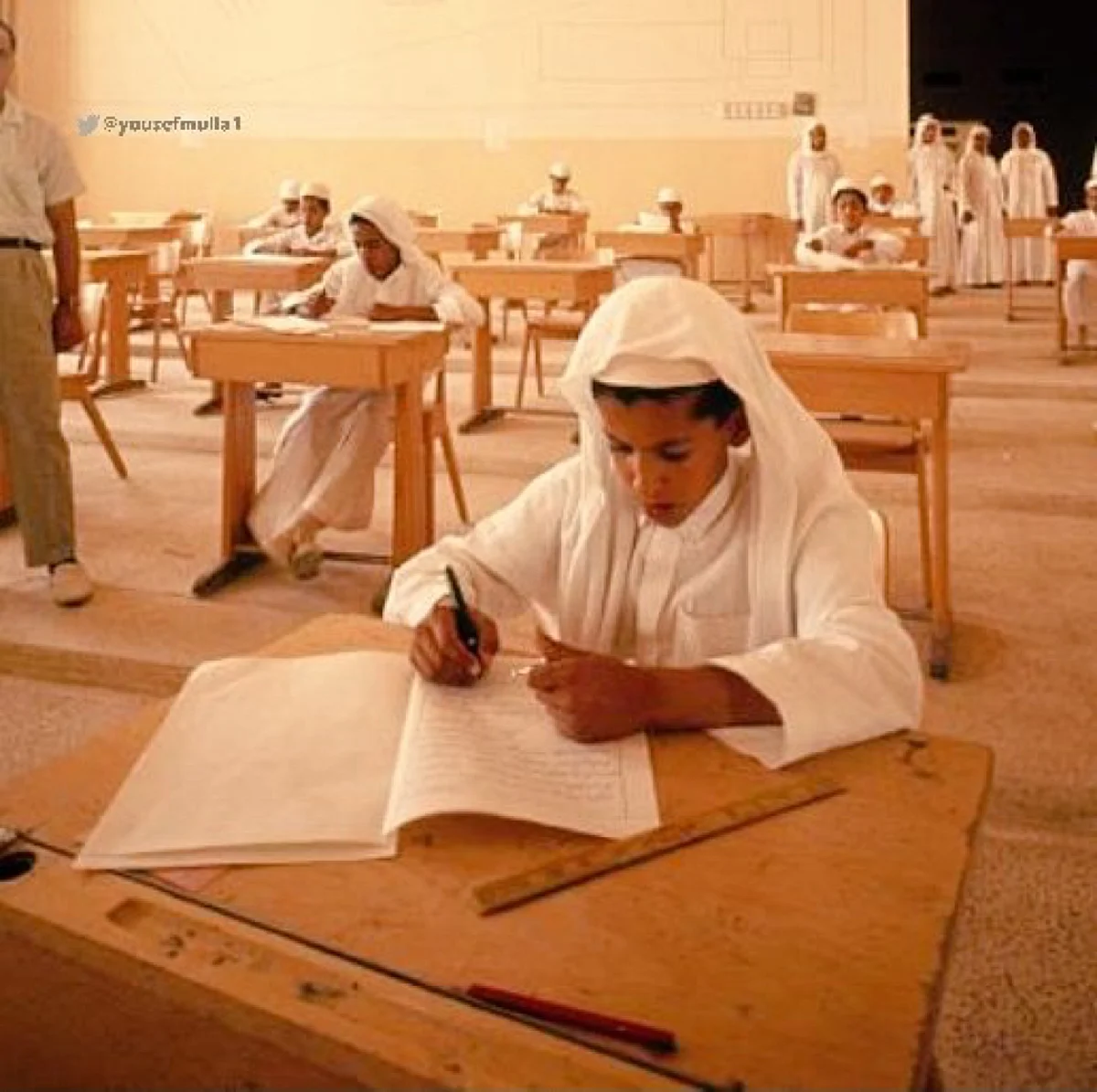 شاهد ..صورة لطالب على مقاعد الامتحانات قبل 51 عاماً