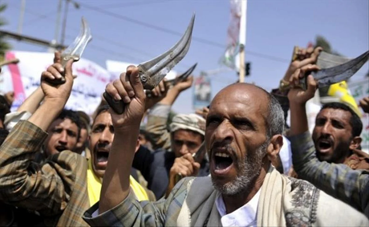 صنعاء .. الحوثيون يختطفون نساءً تظاهرن ضدّهم بميدان التحرير