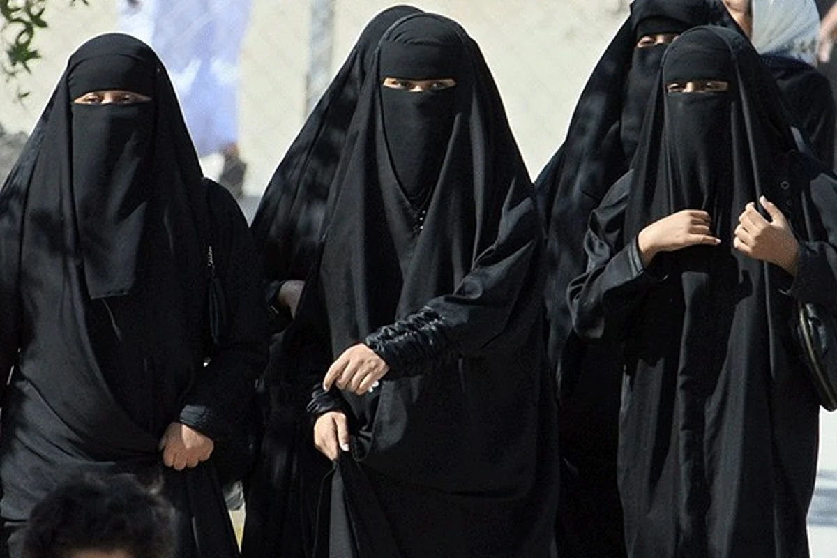 بين تصريحات الشيخ "المطلق" وردود الأفعال المتباينة.. ارتداء العباءة عادة أم عبادة؟