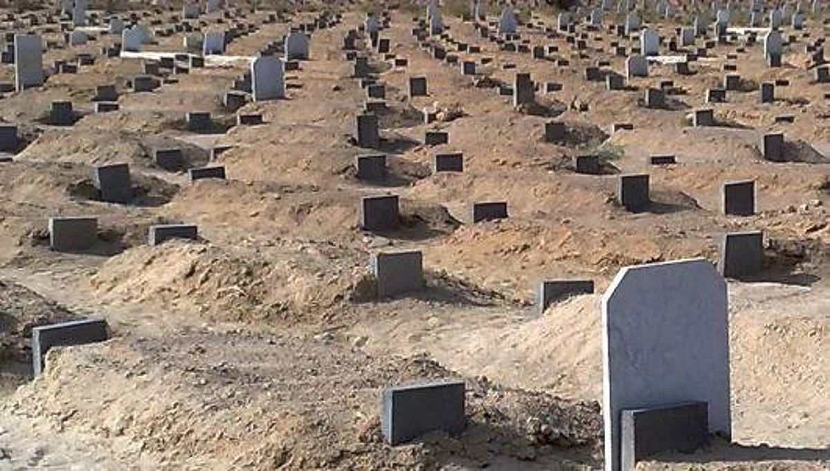 زيارة النساء للمقابر تثير جدلاً فقهيًّا بين حُكم الموروثات وتعاليم الشرع