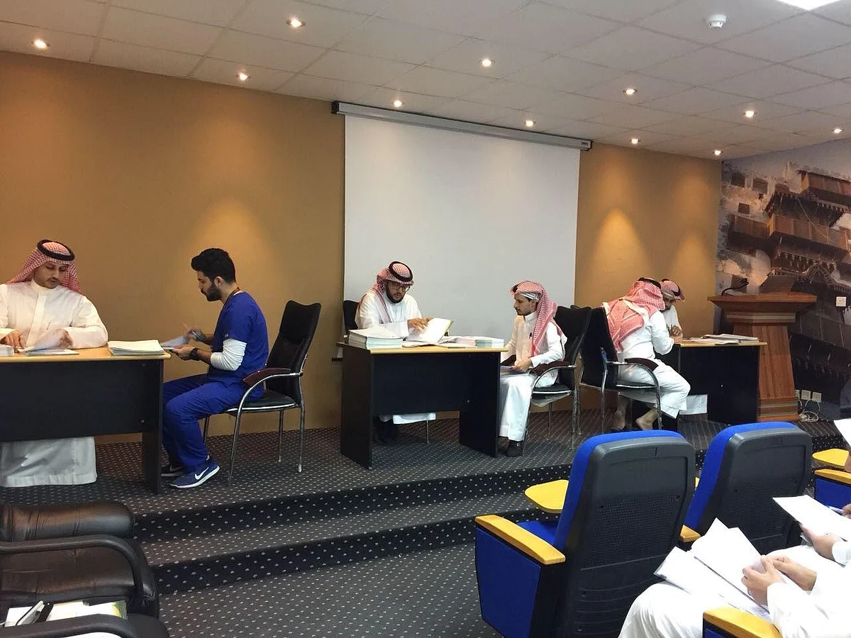 "صحة جدة" توقع عقود ألف مرشح من خريجي الدبلومات