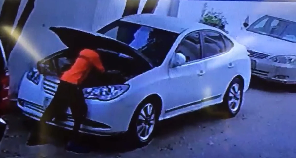 شاهد .. كاميرا مراقبة ترصد حدثًا وهو ينتزع بطارية مركبة من جوار منزل مالكها بجدة