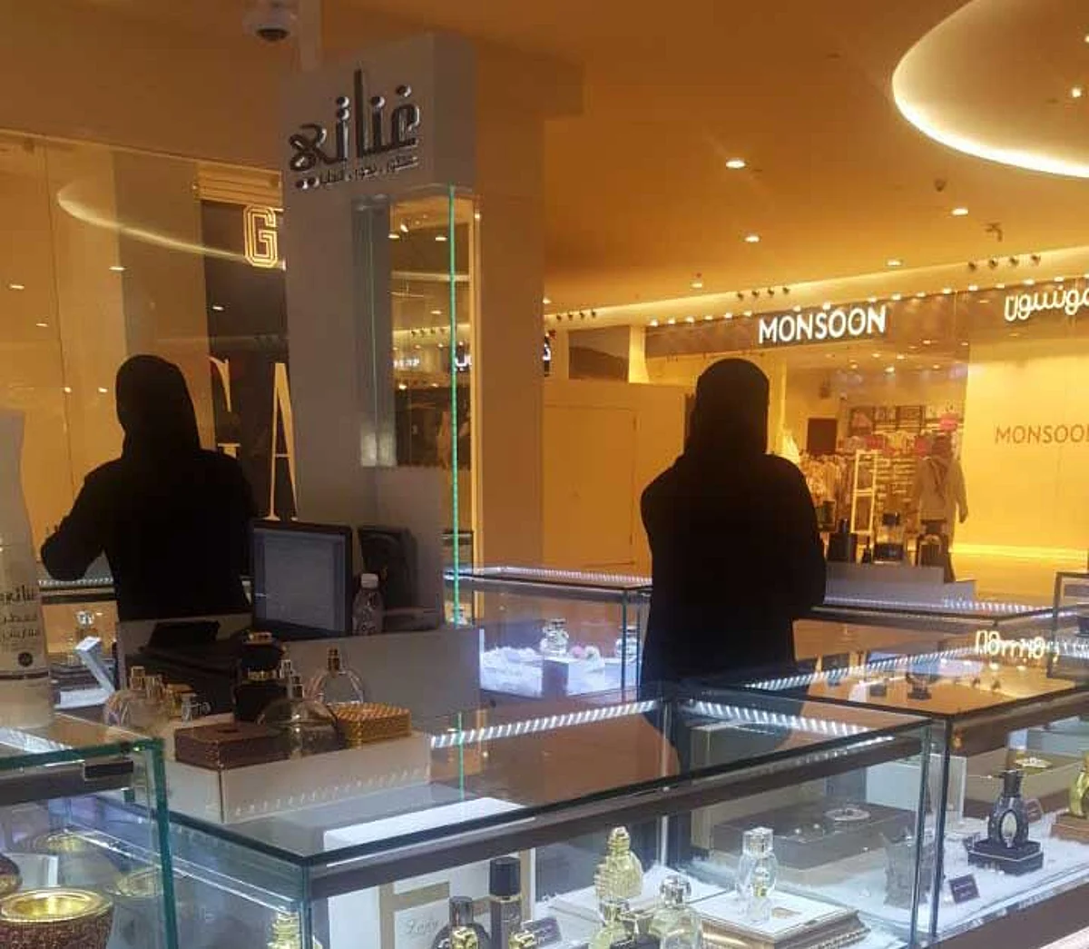 سعوديات يكتسحن العمل في "المولات".. "كاشيرات" وبائعات مستلزمات وعطور بنكهة محلية