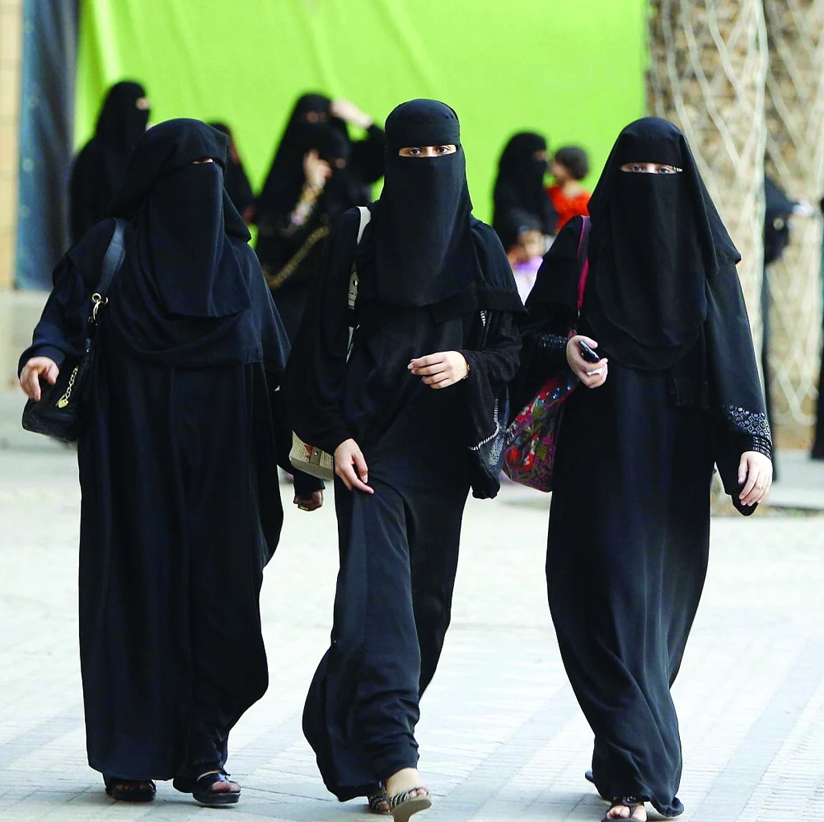 المرأة وكتابة العدل.. توسع في توظيف النساء بالمحاكم وخدمة المجتمع