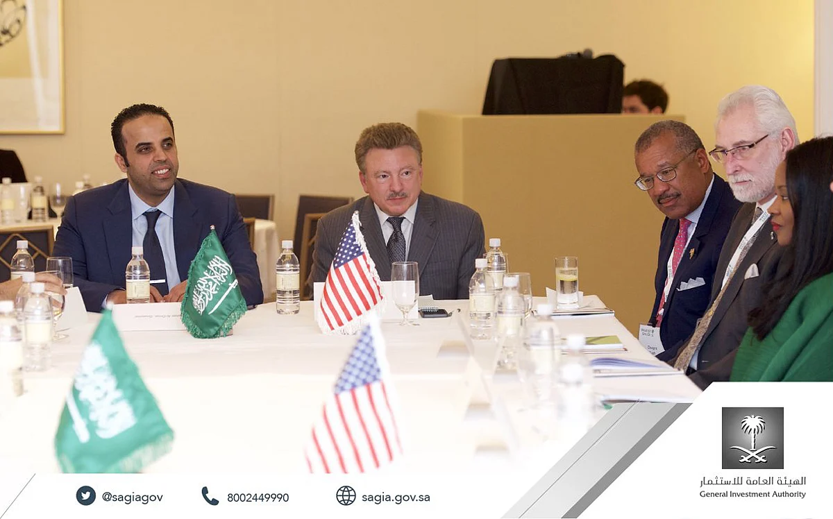 "العمر" يبحث جذب رؤوس الأموال مع رئيس غرفة التجارة الأمريكية العربية