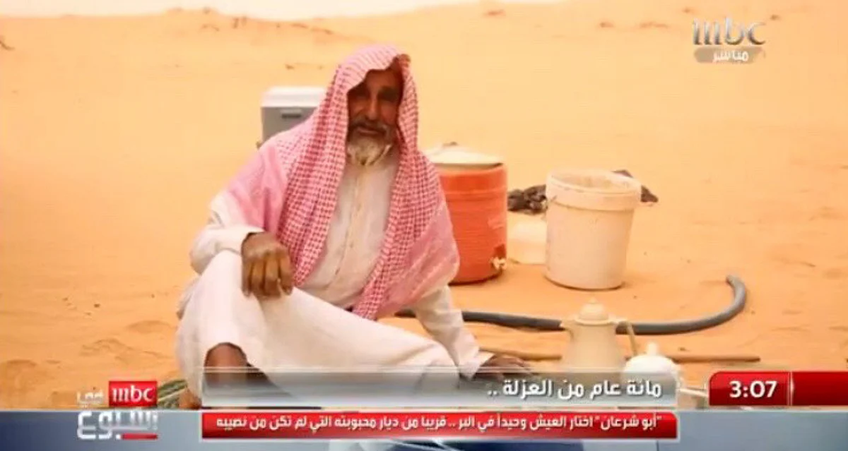 بالفيديو.. حب الطفولة يدفع تسعينياً للعزلة بالصحراء بعد رفض ذوي معشوقته زواجه منها