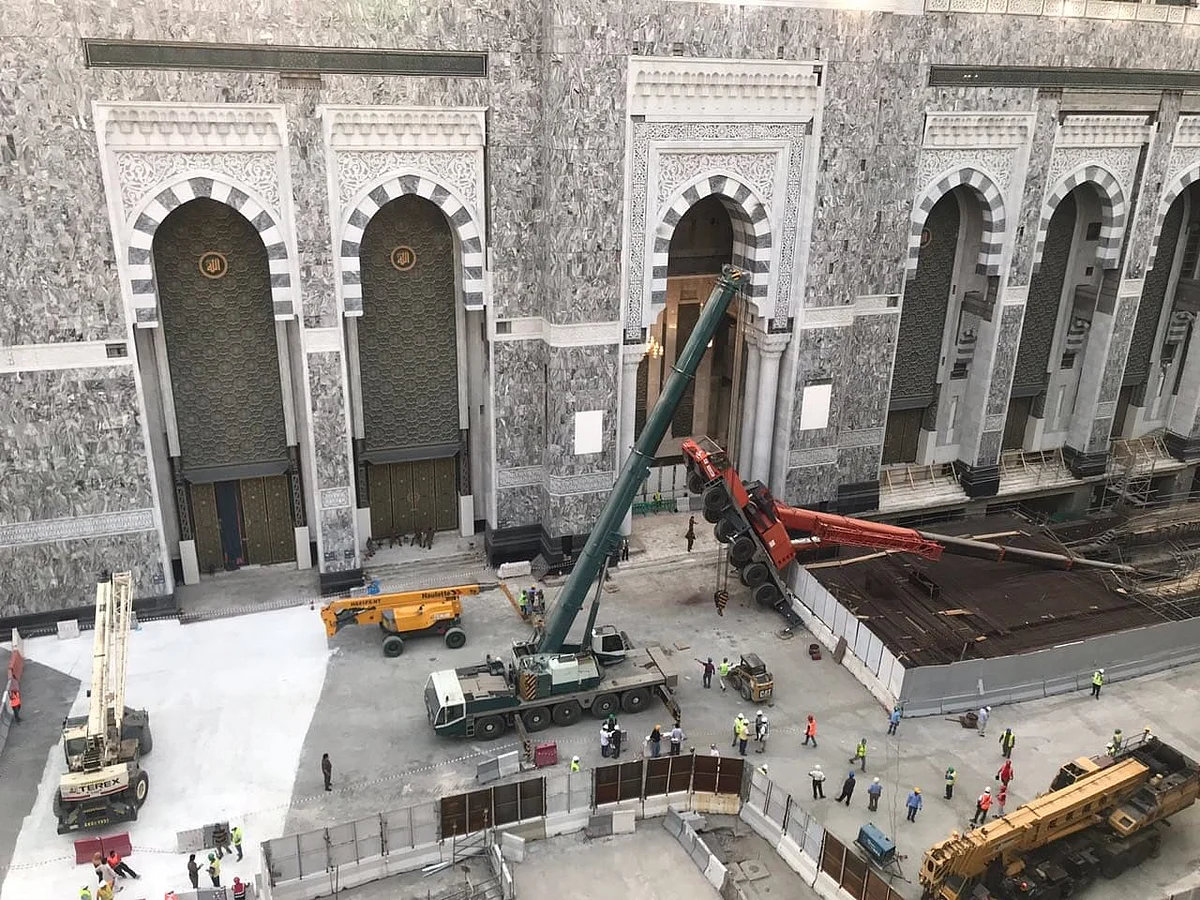 سقوط ذراع رافعة متحركة داخل المسجد الحرام.. وإصابات طفيفة للسائق